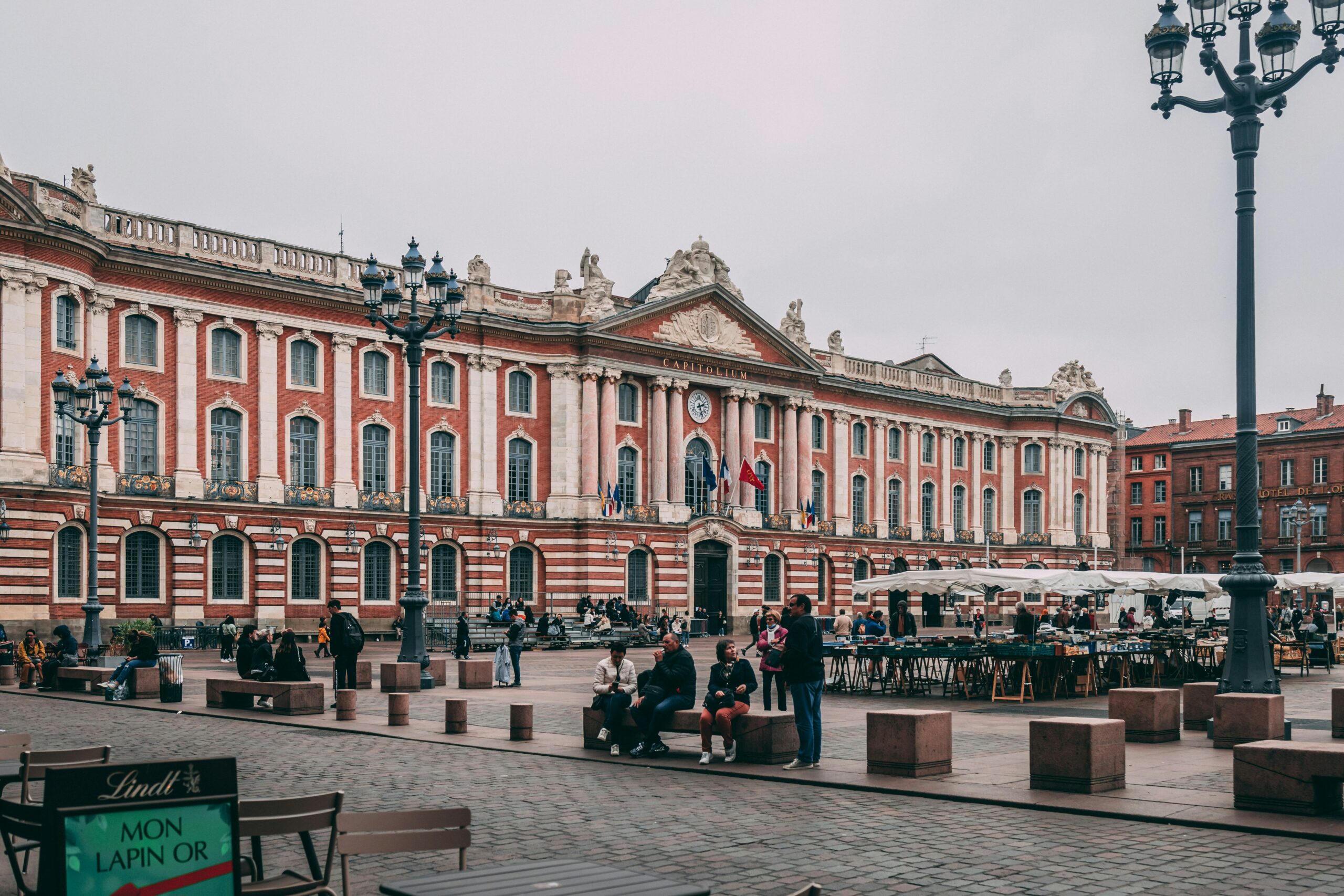 Trouvez les meilleurs espaces de coworking à Toulouse. Découvrez des bureaux partagés ergonomiques, des salles de réunion modernes et une communauté de professionnels passionnés pour les start-ups, freelances et télétravailleurs.